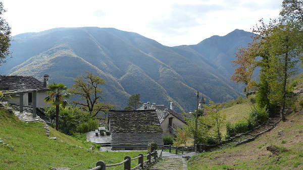 Progetto Parco Nazionale del Locarnese. Village of Berzona in the community of Isorno, Onsernone Valley Fonte Wikipedia